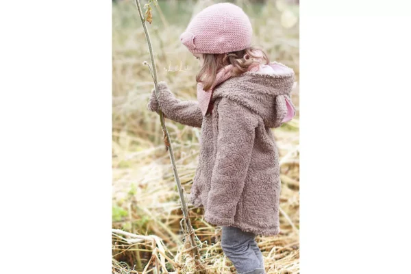 Tragebild mit einer Jacke aus einem Baumwoll Teddystoff in braun