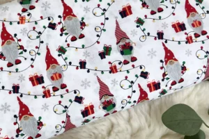 Weihnachtsstoff aus Baumwolle mit Wichtel Motiv in weiß