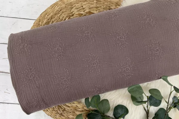 bestickter Musselin Stoff mit Blumen Muster in dunkelmauve