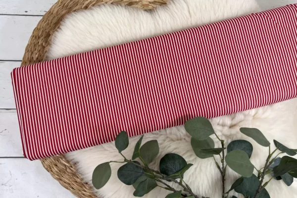 Baumwollestoff gestreift mit schmalen Streifen in rot