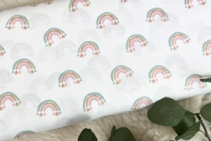 Baumwollestoff mit Regenbogen Muster in weiß