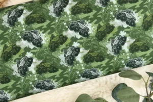 French Terry Stoff mit Monstertruck Muster in grün. Der perfekte Stoff für colle Jungs