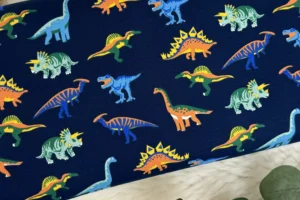 elastischer Jersey Stoff mit Dinosaurier Muster in marineblau