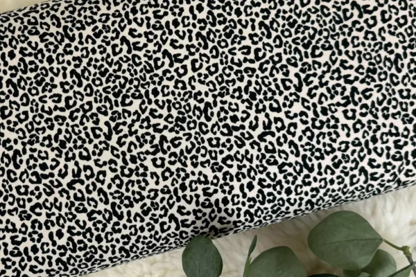 elastischer Jersey Stoff mit Leoprint Muster in beige