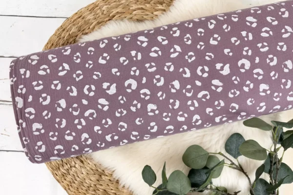 Musselin Stoff mit Leoprint Muster in aubergine
