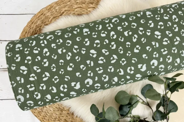 Musselin Stoff mit Leoprint Muster in olivgrün