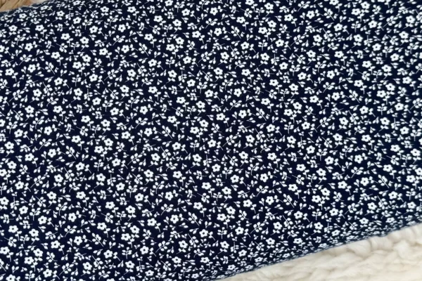elastischer Jersey Stoff mit kleinen Blümchen in dunkelblau
