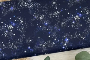 Baumwollstoff mit Weltall Sternenhimmel Motiv in dunkelblau