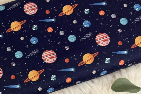 Baumwollstoff mit Weltall Sternenhimmel Motiv in dunkelblau