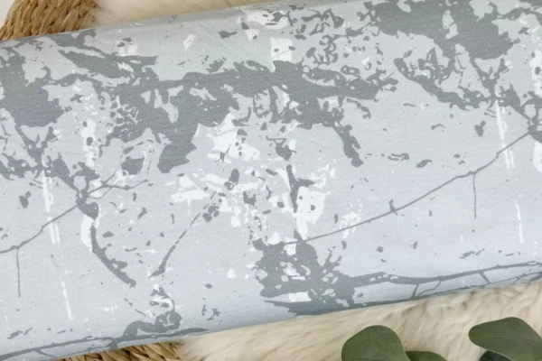 abstrakter Sweat Stoff mit abstracktem Texturenmuster in hellgrau