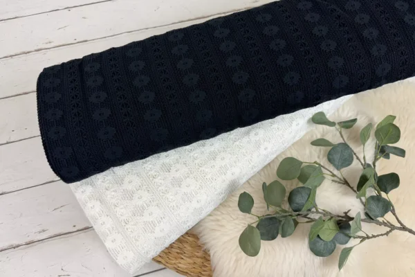 Baumwollstoff mit Blüten Spitze in schwarz und weiß