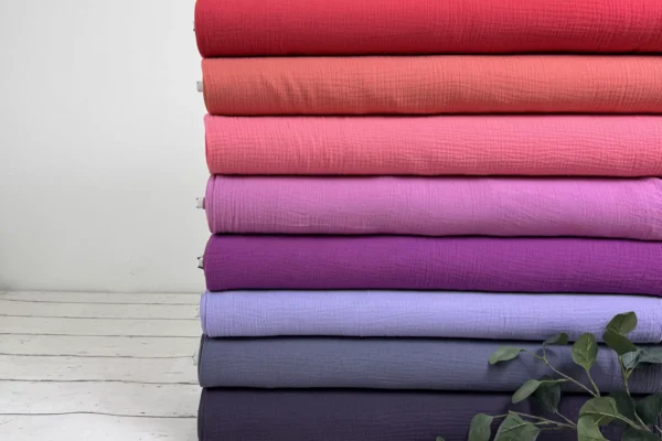 Musselin Stoff in den uni Farben aubergine, flieder, hellpink und hellrot