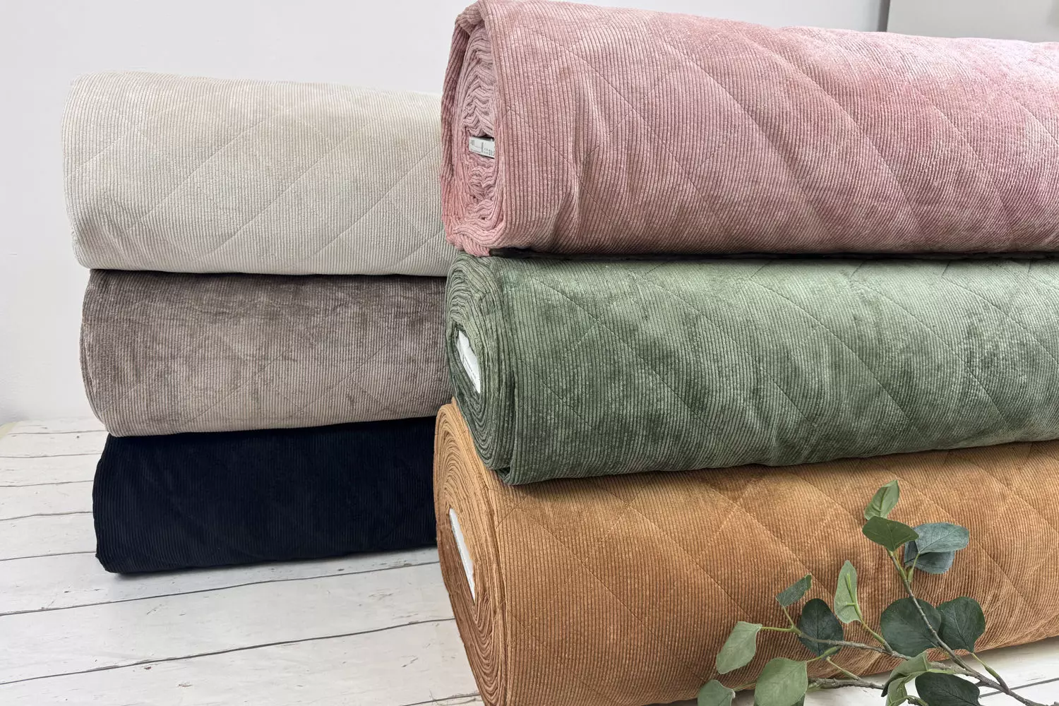 Cord Steppstoff mit Rauten und Fellrückseite in Uni Farben