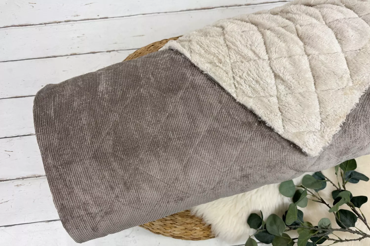 Cord Steppstoff mit Rauten und Fellrückseite in Uni Farben – Bild 3