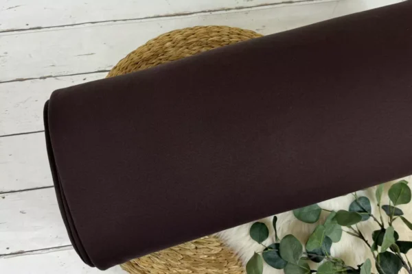 elastischer und schwerer Jogging Heavy Sweat Stoff. Auf der Innenseite ist der Stoff angeraut und die Farbe ist Uni braun